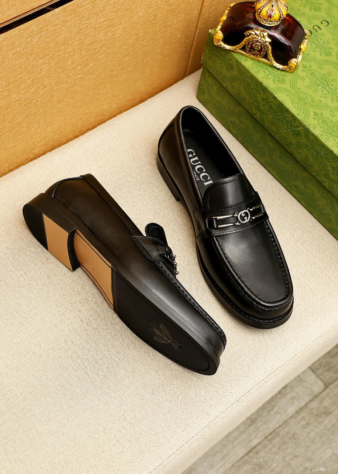 Men's shoes 💰480 💐 Product trademark: GUCCI "Gucci" casual leather shoes Regular size: 38-44 (45.46🉑️customized) Product materials: Selected imported first-layer calfskin upper + luxury hardware buckle, imported water-dyed cow leather lining. Strong three-dimensional visual effect, original outsole color: 2 colors available